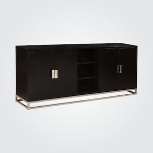 Puede incluir: Un armario de madera negro con detalles en metal plateado y cuatro puertas. El armario tiene tres estantes dentro de la secci&oacute;n central.