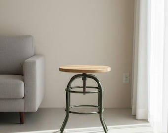 Taburete industrial ajustable con asiento redondo de madera y base de metal para encimera de cocina rústica.