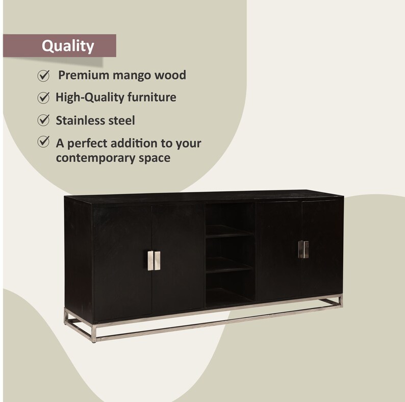 Puede incluir: Consola multimedia de madera negra con cuatro puertas y un estante. La consola tiene una base de metal plateado.