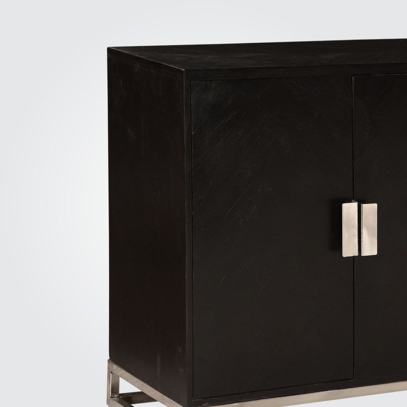 Puede incluir: Armario negro con dos puertas y tiradores plateados. El armario tiene un dise&ntilde;o moderno y est&aacute; hecho de madera.