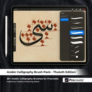 Może przedstawiać: Cyfrowy tablet z kaligrafią arabską i rysikiem. Ekran wyświetla przykładową kaligrafię i menu wyboru pędzli. Tekst brzmi "Arabic Calligraphy Brush Pack - Thuluth Edition" i "30+ Arabic Calligraphy Brushes for Procreate."