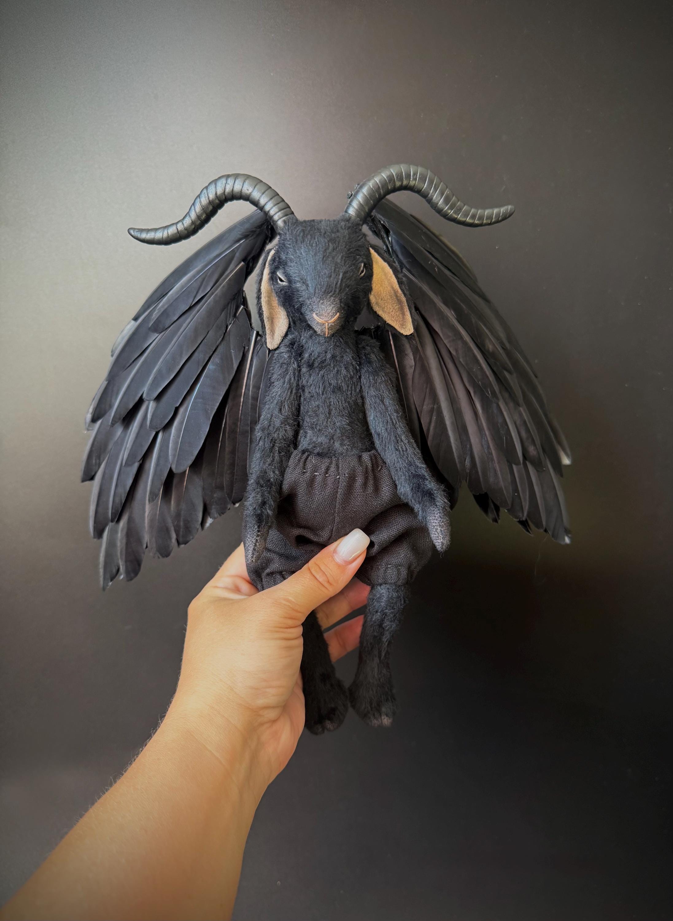 黒ヤギのアートドール、ゴシックヤギ、翼付きぬいぐるみ黒ヤギ