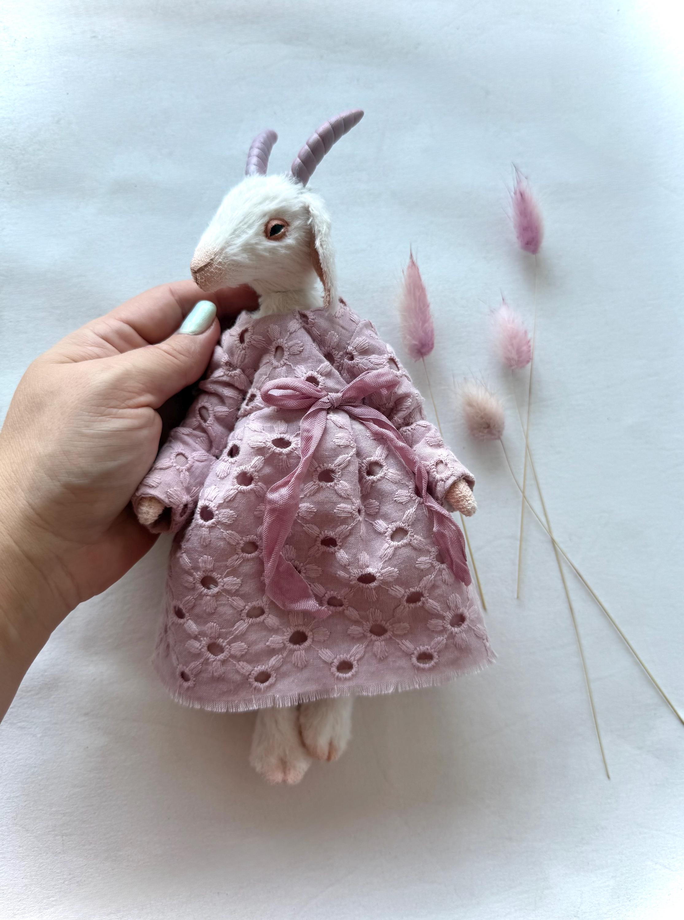 ヤギのアートドール、さまざまな色、カスタムぬいぐるみ、農場の動物の