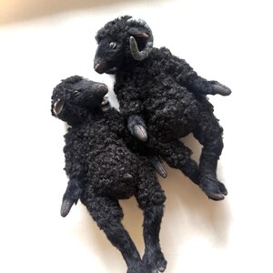 白黒のぬいぐるみ羊アートドール、農場の動物のぬいぐるみ、羊の人形