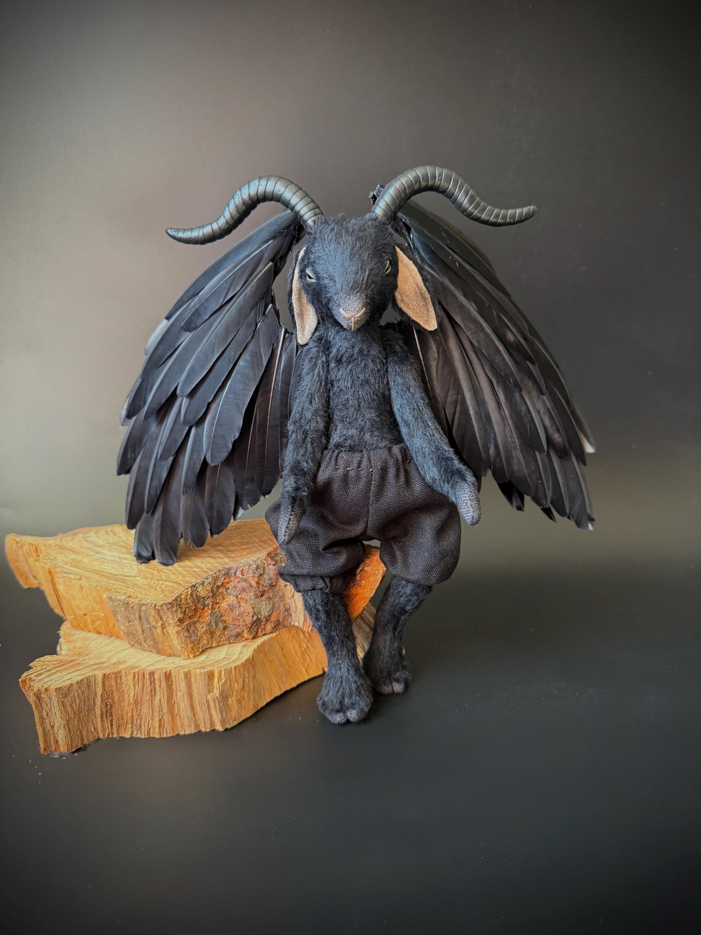 黒ヤギのアートドール、ゴシックヤギ、翼付きぬいぐるみ黒ヤギ