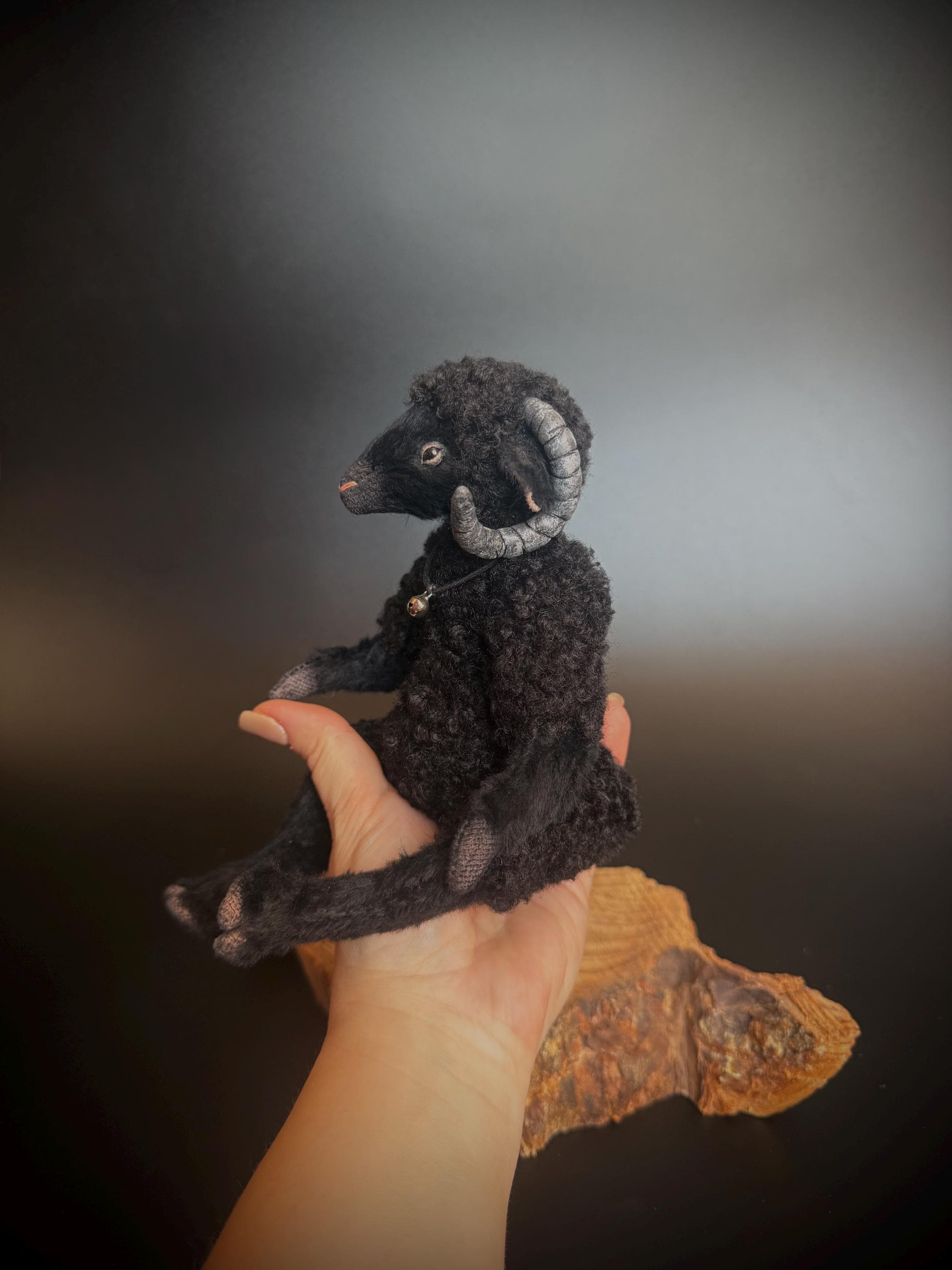 黒い雄羊、羊の人形、テディベアの羊、羊のアート人形、ぬいぐるみの羊