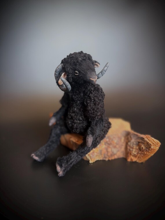 テディベア　羊　ぬいぐるみ　玩具　レトロ　アーティストドール 黒い雄羊、羊の人形、テディベアの羊、羊のアート人形、ぬいぐるみの羊