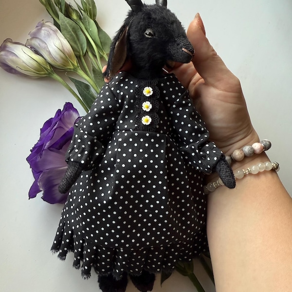 Schwarze Ziege, Teddyziege, Ziegenkunstpuppe, Plüschziege, Stofftiere, Ziege im Kleid, Ziegenpuppe, Tierpuppe
