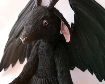 黒ヤギのアートドール、ゴシックヤギ、翼付きぬいぐるみ黒ヤギ