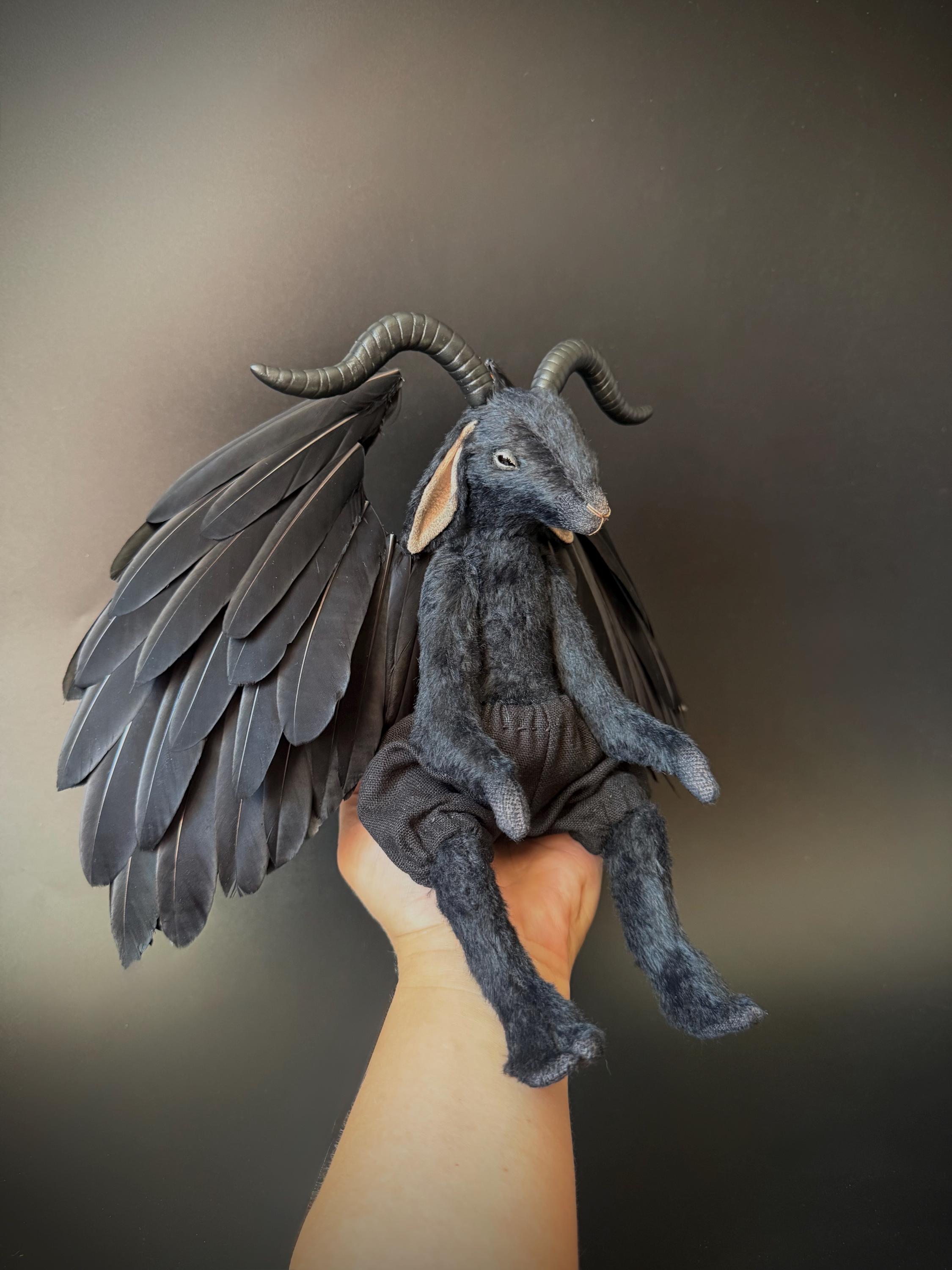黒ヤギのアートドール、ゴシックヤギ、翼付きぬいぐるみ黒ヤギ