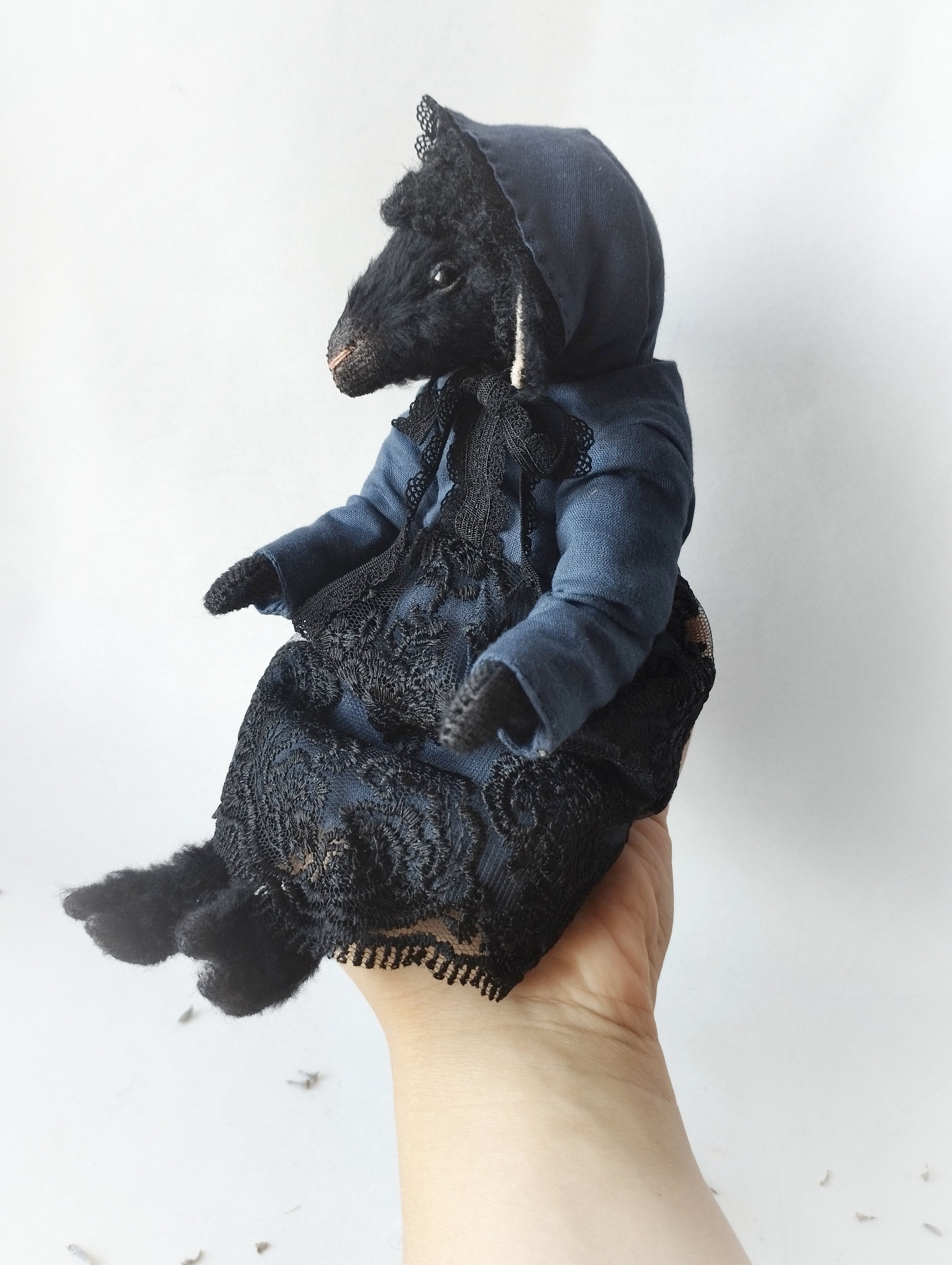 黒羊のアートドール、テディベアの羊、ぬいぐるみの羊、動物の