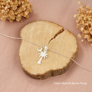 Op de afbeelding: Zilveren ketting met een palmboom hanger. De ketting is 30 micron sterk.