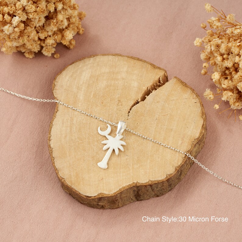 Op de afbeelding: Zilveren ketting met een palmboom hanger. De ketting is 30 micron sterk.