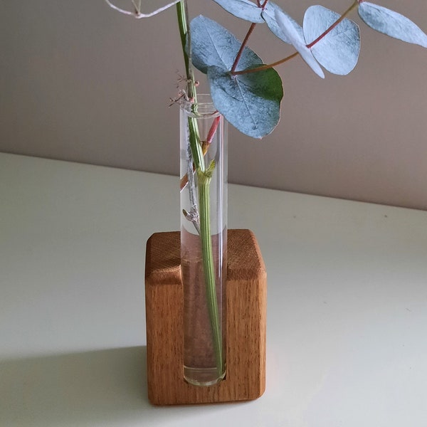 Holzvase mit Reagenzglas / Holzdesign / Tischdekoration / Muttertag