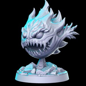 Puede incluir: Una miniatura de elemental de fuego impresa en 3D, una criatura de fuego y magia, con una expresi&oacute;n amenazante y una melena de fuego. La miniatura est&aacute; posada sobre una base rocosa.
