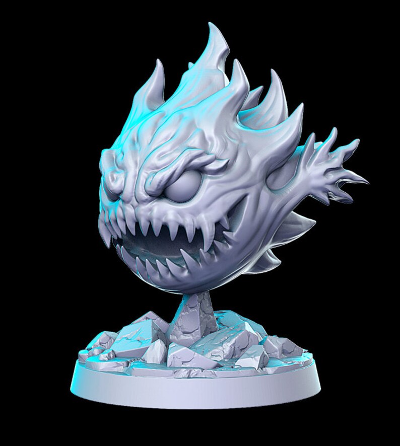 Puede incluir: Una miniatura de elemental de fuego impresa en 3D, una criatura de fuego y magia, con una expresi&oacute;n amenazante y una melena de fuego. La miniatura est&aacute; posada sobre una base rocosa.