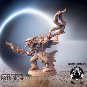 Puede incluir: Una miniatura de un goblin impresa en 3D con un bastón y una capa fluida. La miniatura está pintada de color marrón claro y está de pie sobre una base redonda. La miniatura forma parte de un conjunto de figuras Kingdomless.