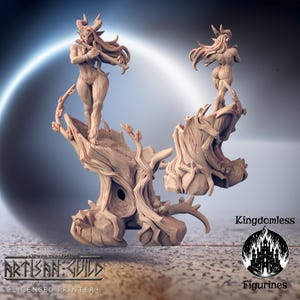 Può includere: Una miniatura stampata in 3D di una satira femmina che suona il flauto, in piedi su una base a forma di ceppo d'albero. La miniatura è dipinta in un colore marrone chiaro. La miniatura fa parte di un set di figurine Kingdomless.
