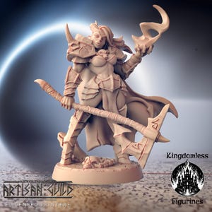 Può includere: Una statuetta in miniatura dettagliata di una guerriera con le corna, che indossa un'armatura e tiene un'ascia grande. La statuetta è dipinta di un colore marrone chiaro e si trova su una base circolare.