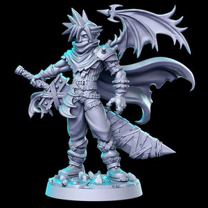 Puede incluir: Una figura en miniatura de pl&aacute;stico gris impresa en 3D que representa a un personaje de fantas&iacute;a con el pelo de punta, una capa y una espada grande. El personaje lleva armadura y tiene un ala demon&iacute;aca en la espalda.