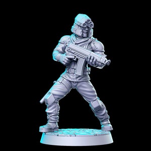 Puede incluir: Una figura en miniatura de pl&aacute;stico gris de un soldado futurista sosteniendo un arma. El soldado lleva un casco con visera y una bufanda. La figura est&aacute; de pie sobre una base gris.