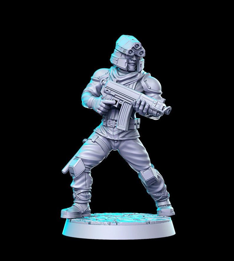 Puede incluir: Una figura en miniatura de pl&aacute;stico gris de un soldado futurista sosteniendo un arma. El soldado lleva un casco con visera y una bufanda. La figura est&aacute; de pie sobre una base gris.