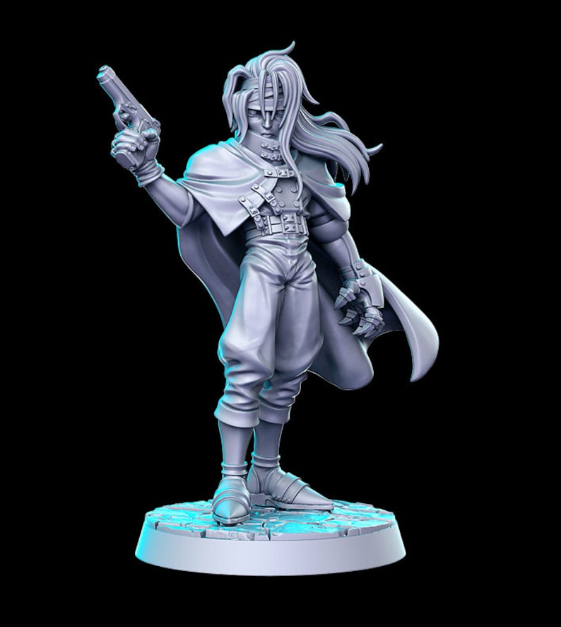 Puede incluir: Una figura impresa en 3D de color gris de un personaje con el pelo largo, que lleva una capa larga y sostiene una pistola. La figura est&aacute; de pie sobre una base circular.