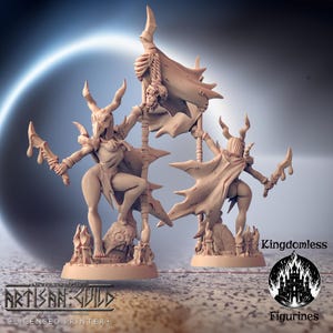 Può includere: Due miniature di demoni femminili che tengono armi e stanno in piedi su basi. Le figure sono dipinte in un colore marrone chiaro e hanno dettagli elaborati. Le figure fanno parte di un set di figurine Kingdomless.