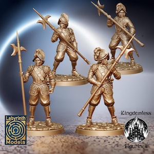 Puede incluir: Cuatro figuras en miniatura de soldados con armadura y sosteniendo lanzas. Las figuras están pintadas en oro y están de pie sobre bases circulares. Las figuras son parte de un conjunto de miniaturas para juegos de mesa.