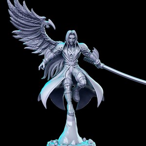 Puede incluir: Una figura impresa en 3D de color gris de un personaje alado con cabello largo, que lleva una capa larga y sostiene una espada. El personaje est&aacute; de pie sobre una base rocosa.