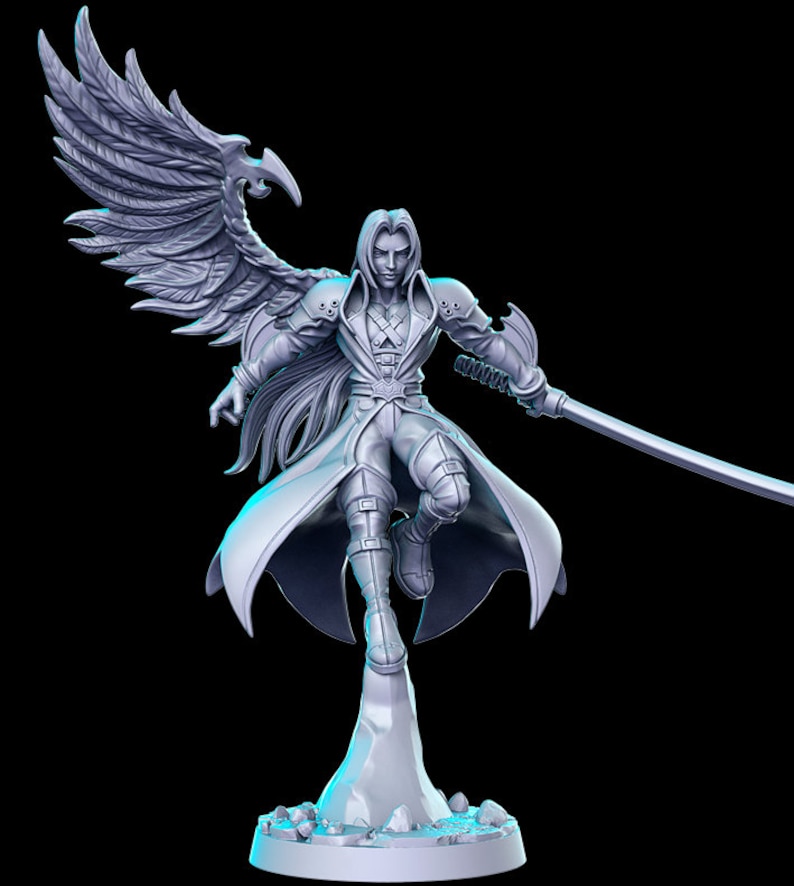 Puede incluir: Una figura impresa en 3D de color gris de un personaje alado con cabello largo, que lleva una capa larga y sostiene una espada. El personaje est&aacute; de pie sobre una base rocosa.