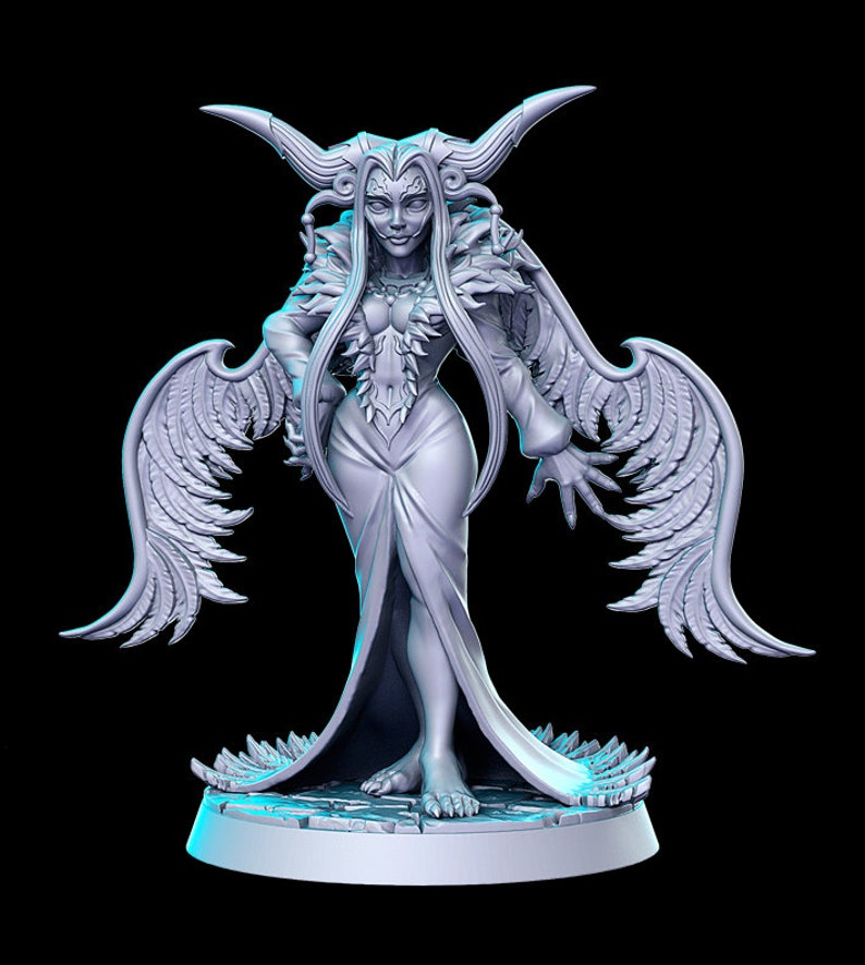 Puede incluir: Una figura blanca detallada de una figura femenina con cuernos, alas y un vestido fluido. La figura tiene una expresi&oacute;n severa y est&aacute; de pie sobre una base circular.