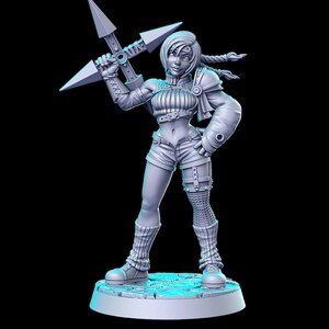 Puede incluir: Una figura impresa en 3D de color gris de un personaje femenino con una coleta trenzada, que lleva una camiseta de manga corta, pantalones cortos y calcetines hasta la rodilla. Est&aacute; sosteniendo un arma grande de cuatro puntas.