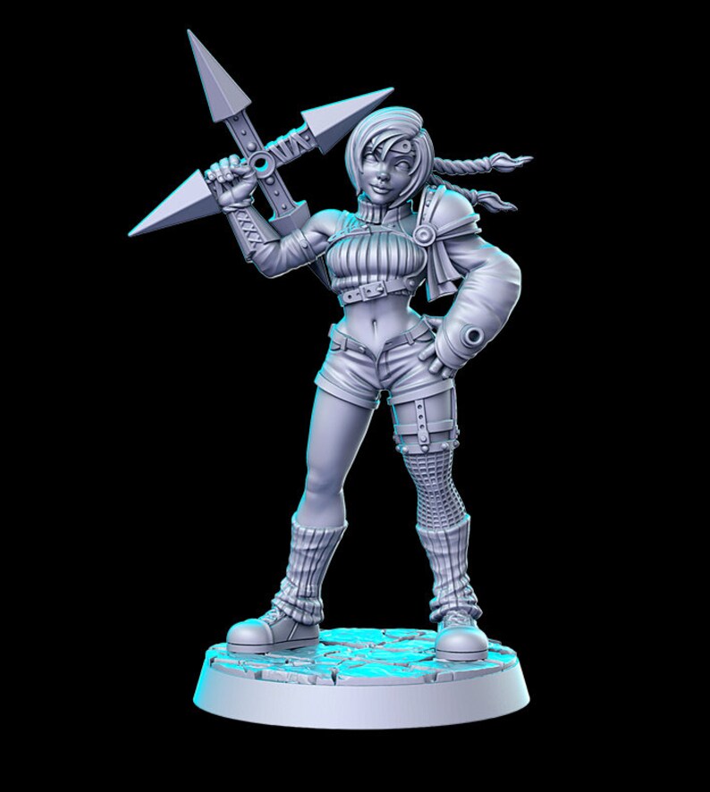 Puede incluir: Una figura impresa en 3D de color gris de un personaje femenino con una coleta trenzada, que lleva una camiseta de manga corta, pantalones cortos y calcetines hasta la rodilla. Est&aacute; sosteniendo un arma grande de cuatro puntas.