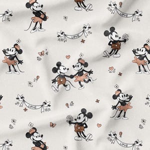 Könnte beinhalten: Ein sich wiederholendes Muster mit Zeichentrickfiguren, darunter eine Maus mit schwarzen Ohren, einer braunen Weste und einem Rock. Das Design umfasst Herzen, Blumen und Bänder mit dem Wort "Love".