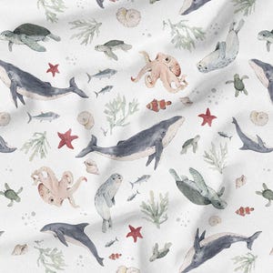 Peut inclure: Motif aquarelle représentant diverses créatures marines. Le design comprend des baleines, dauphins, phoques, tortues, pieuvres, étoiles de mer, poissons et coraux bleus, verts et rouges sur fond blanc. Parfait pour les produits sur le thème marin.