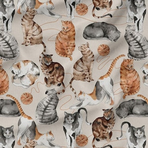 Könnte beinhalten: Aquarellmuster mit Katzen in verschiedenen Posen, darunter sitzend und sich streckend, in Grau-, Orange-, Braun- und Weißtönen. Das Design umfasst Wollknäuel und dünne braune Linien auf beigem Hintergrund.