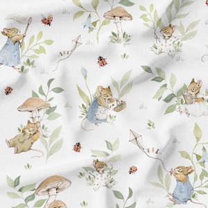 Può includere: Un tessuto bianco con un motivo ripetitivo di illustrazioni ad acquerello di topi, funghi, coccinelle e foglie. I topi sono raffigurati in varie attività, come la lettura, il gioco con un aquilone e la tenuta di un cestino di fiori.