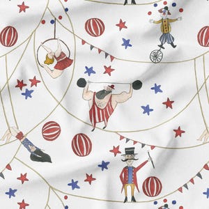 Könnte beinhalten: Ein weißer Stoff mit einem Zirkus-Muster. Das Muster enthält rot-weiß gestreifte Zelte, rot-weiß gestreifte Bälle, blaue Sterne und Illustrationen von Zirkusartisten. Zu den Artisten gehören ein Gewichtheber, ein Clown, der Bälle jongliert, eine Trapezkünstlerin und ein Zirkusdirektor.