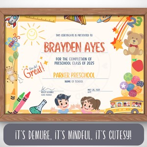 Puede incluir: Un certificado imprimible amarillo y blanco con un marco de madera marr&oacute;n. El certificado es para Brayden Ayes por la finalizaci&oacute;n de la clase de preescolar de 2025 en Parker Preschool. El certificado tiene un dise&ntilde;o de dibujos animados con un autob&uacute;s escolar, l&aacute;pices de colores, un osito de peluche y otros art&iacute;culos relacionados con la escuela.