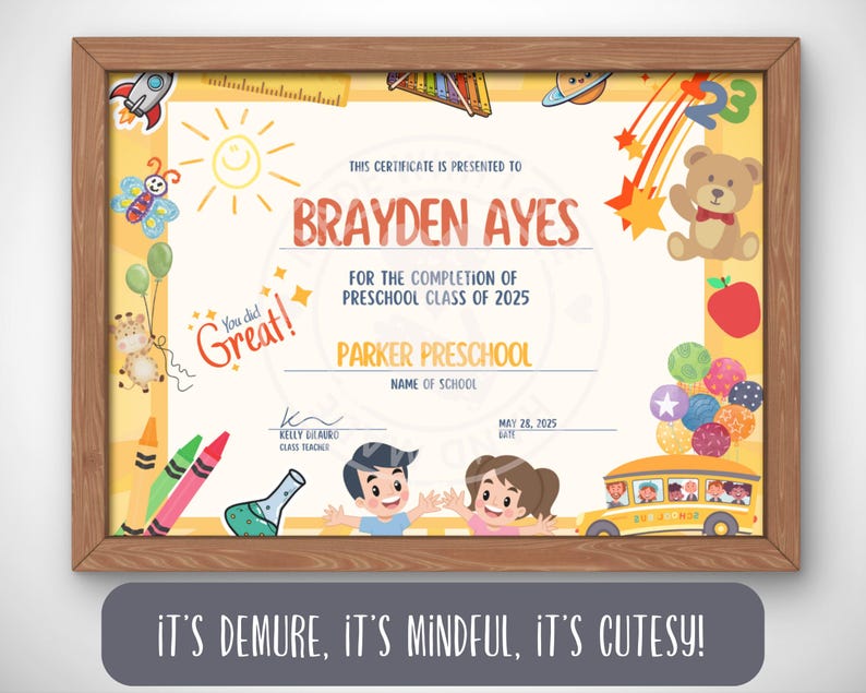 Puede incluir: Un certificado imprimible amarillo y blanco con un marco de madera marr&oacute;n. El certificado es para Brayden Ayes por la finalizaci&oacute;n de la clase de preescolar de 2025 en Parker Preschool. El certificado tiene un dise&ntilde;o de dibujos animados con un autob&uacute;s escolar, l&aacute;pices de colores, un osito de peluche y otros art&iacute;culos relacionados con la escuela.