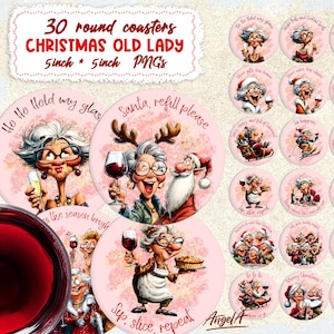 Può includere: Una collezione di 30 sottobicchieri rotondi, ciascuno di 12,7 cm di diametro, con un design a tema 'Vecchia Signora Natalizia'. Ogni sottobicchiere presenta un'illustrazione umoristica di una donna anziana con vino, Babbo Natale e frasi festive. I sottobicchieri sono rosa.