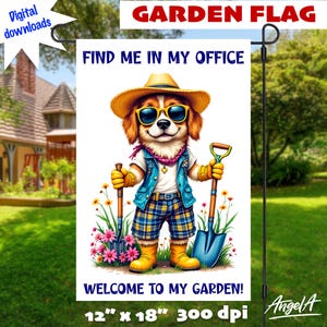 Può includere: Una bandiera da giardino con un cane dei cartoni animati con occhiali da sole e un cappello di paglia, che tiene attrezzi da giardinaggio. La bandiera recita "FIND ME IN MY OFFICE" e "WELCOME TO MY GARDEN!". La bandiera misura 30,5 cm x 45,7 cm.