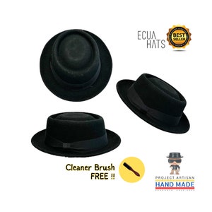 Peut inclure: Trois vues d'un chapeau fedora noir avec un ruban noir, présentées sous différents angles sur fond blanc. Le texte "ECUA HATS" et "BEST SELLER" sont visibles. L'image comprend également le texte "Cleaner Brush FREE !!" et "PROJECT ARTISAN HAND MADE".