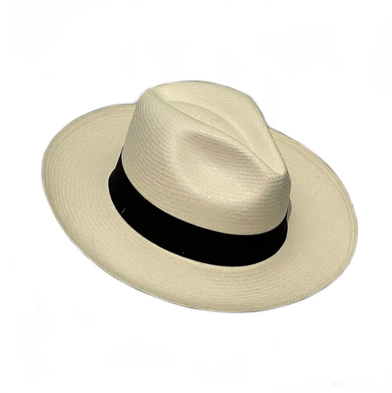 Puede incluir: Un sombrero Panam&aacute; de color crema con una cinta negra.