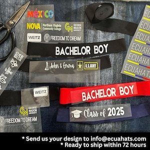 Puede incluir: Una colecci&oacute;n de parches para planchar para la ropa. Los parches presentan varios dise&ntilde;os, incluyendo texto, logotipos y gr&aacute;ficos. Algunos de los parches son en blanco y negro, mientras que otros son coloridos. Los parches est&aacute;n dispuestos sobre un fondo de mezclilla azul.
