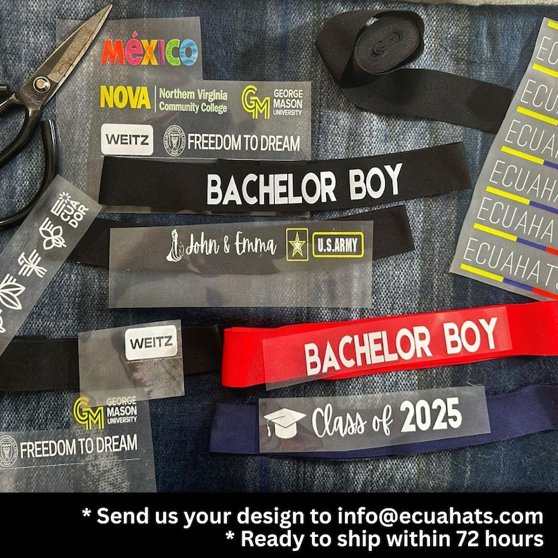 Puede incluir: Una colecci&oacute;n de parches para planchar para la ropa. Los parches presentan varios dise&ntilde;os, incluyendo texto, logotipos y gr&aacute;ficos. Algunos de los parches son en blanco y negro, mientras que otros son coloridos. Los parches est&aacute;n dispuestos sobre un fondo de mezclilla azul.