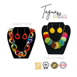 Może przedstawiać: Dwa zestawy biżuterii z etykietą Tagua by Ecua Hats. Model Ana-Paz zawiera gruby, wielokolorowy naszyjnik z ogniw i pasujące kolczyki. Model Chelito zawiera naszyjnik z gładkimi, płaskimi, wielokolorowymi zawieszkami i pasującymi kolczykami.