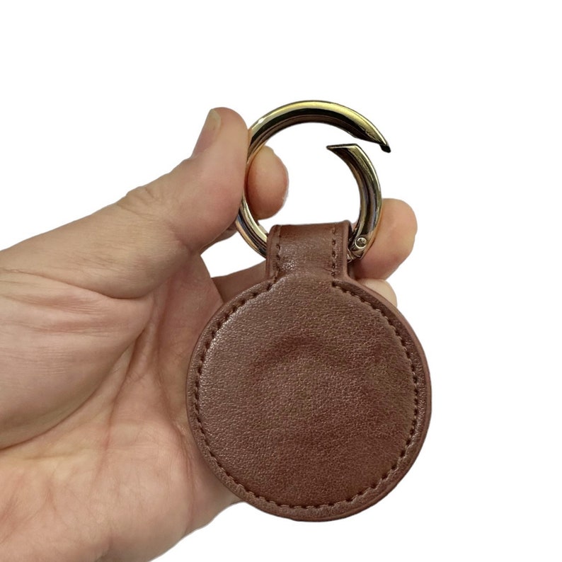 Clip magnétique multifonctionnel pour chapeaux, sacs ou accessoires portables. Durable, sûr, portable, idéal pour les voyages. Dark Brown
