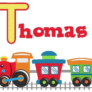 Pu&ograve; includere: Un treno giocattolo rosso, arancione e verde con una lettera T gialla e il nome Thomas in lettere rosse.